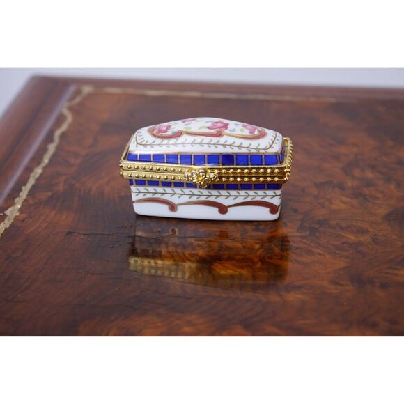 Small hand painted porcelain pill box, tiny elongated dressing table decor, - Picture 4 of 8